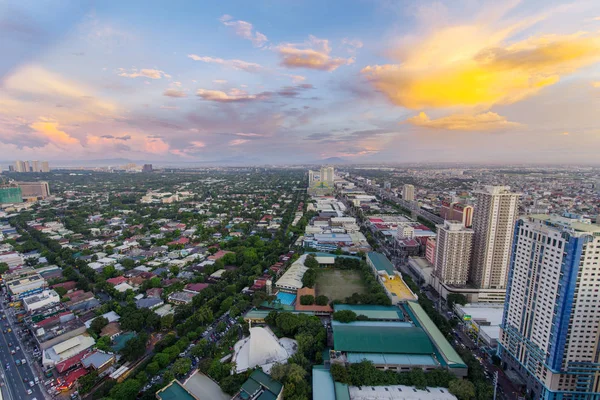 Makati Skyline i solnedgången. Makati är en stad i Filippinerna — Stockfoto