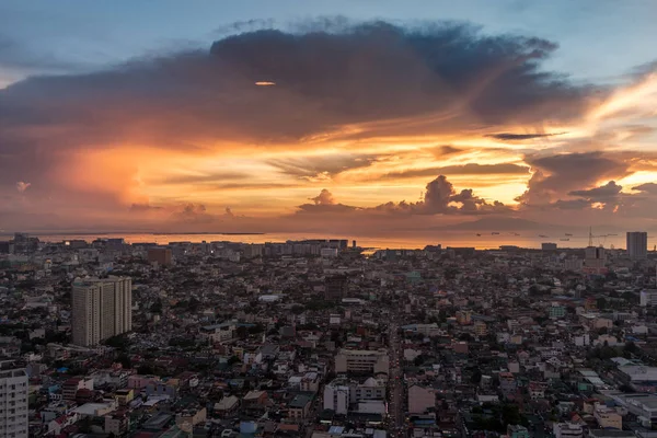 Metro Manila Skyline i solnedgången, Filippinerna — Stockfoto