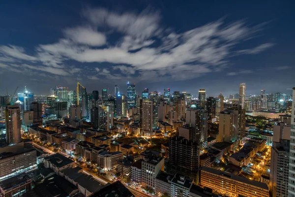 Makati Skyline ao pôr do sol. Makati é uma cidade nas Filipinas — Fotografia de Stock