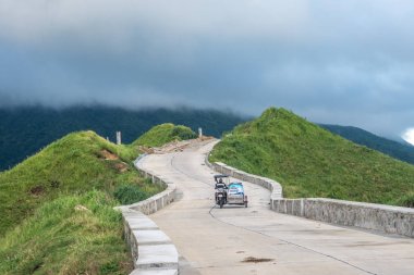 Eylül 20, 2017 üç tekerlekli bisiklet üzerinde Rolling Hills, Basco, Batanes çalıştırmak