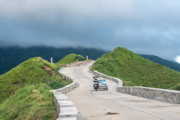 Sep 20, 2017 Tricycle run on the Rolling Hills, Basco, Batanes — Stock Photo, Image