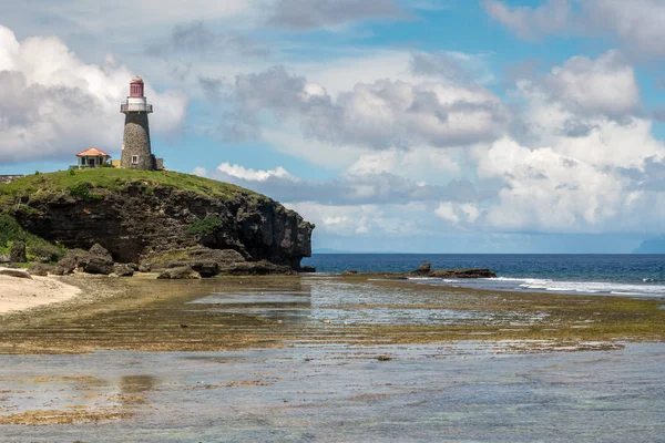 Faro y playa en Isla Sabtang, Batanes — Foto de Stock