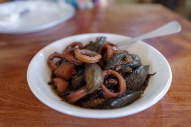 Geleneksel Gıda kalamar adobo