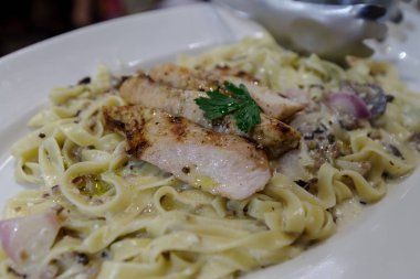 Ünlü İtalyan makarna carbonara kavrulmuş tavuk
