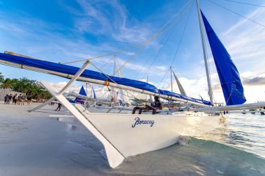 Kasım 19,2017 yelkenli tekne bekleyen turistik beyaz Beach, Boracay