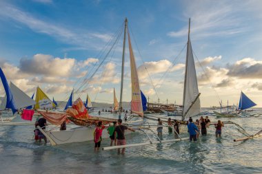 Kasım 19,2017 yelkenli tekne bekleyen turistik beyaz Beach, Boracay