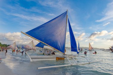 Kasım 19,2017 yelkenli tekne bekleyen turistik beyaz Beach, Boracay