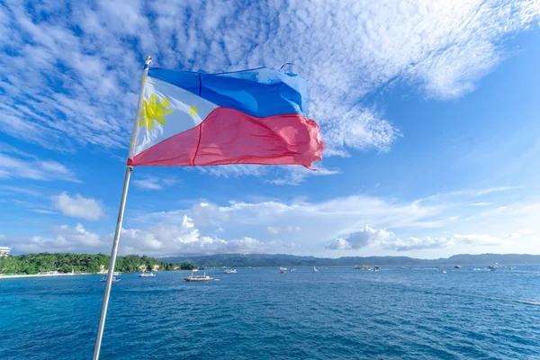 Bandeira filipina voando em um barco, Boracay — Fotografia de Stock