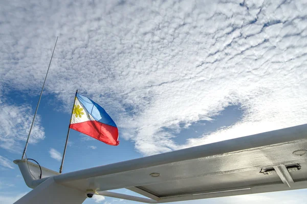 フィリピンの旗はボート、ボラカイ島で — ストック写真