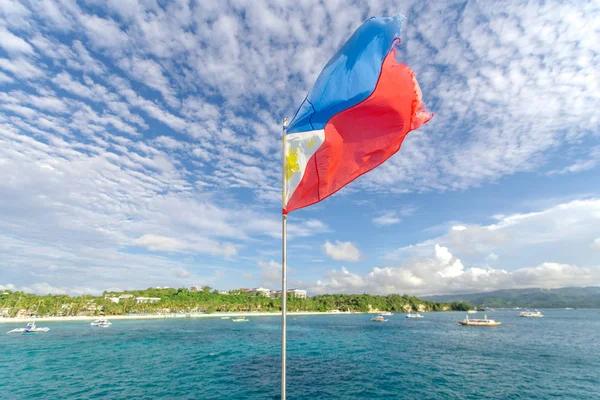 Bandera filipina ondeando en un barco, Boracay — Foto de Stock