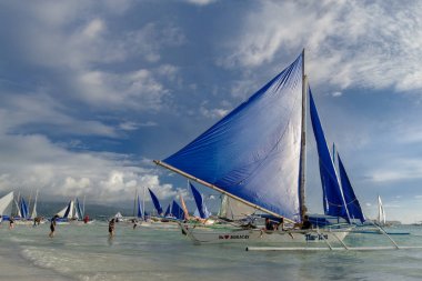 Kasım 16,2017 yelkenli tekne bekleyen turistik Boracay beyaz Beach,