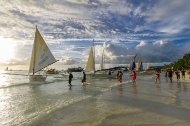 Kasım 16,2017 yelkenli tekne bekleyen turistik Boracay beyaz Beach,