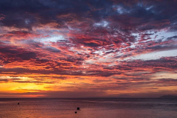 Hermoso atardecer tropical en las batangas —  Fotos de Stock