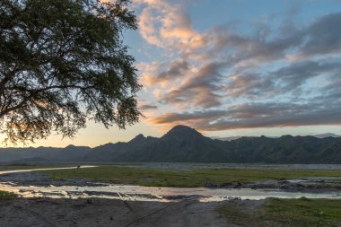 Dağ Pinatubo, Capas, güzel gün batımı