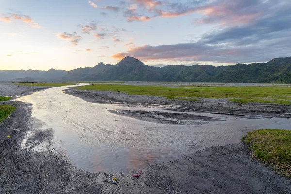 Gyönyörű naplemente a hegyi Pinatubo, Capas — Stock Fotó