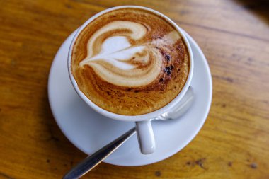 cappuccino kahve çay kaşığı ile Manila