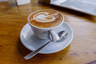 cappuccino kahve çay kaşığı ile Manila