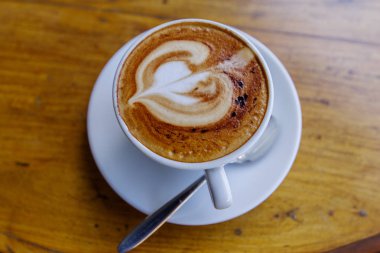 cappuccino kahve çay kaşığı ile Manila