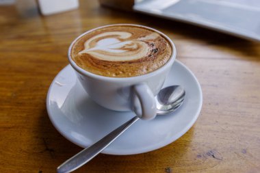 cappuccino kahve çay kaşığı ile Manila