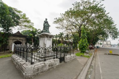 Jan 21,2018 Intramuros, Manila Puerta De Isabela heykelinin önünde