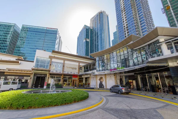 Feb 20,2018 bil väntar passagerare vid dörren från Uptown Parade Mall, Taguig — Stockfoto