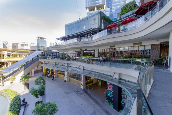 Feb 20,2018 Vista de las compras Up town mall desde el segundo piso, ciudad de Taguig — Foto de Stock