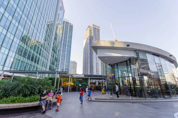 Jan 20,2018 människor träder in i kapell upp town mall, Taguig city — Stockfoto