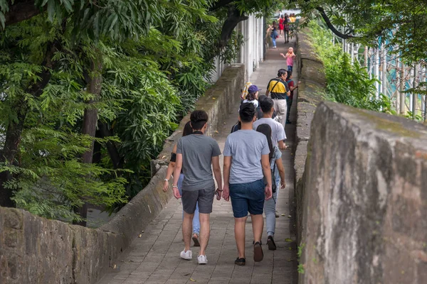 Turistas caminhando pelo Castelo de Fort Santiago em Intramuros, Manila — Fotografia de Stock