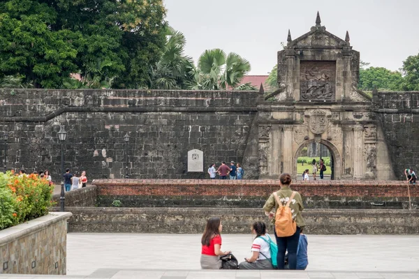 Jan 21,2018 turist Fort Santiago Bahçe, Intramuros, Manila ile yürüyüş — Stok fotoğraf