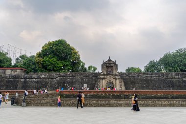 Jan 21,2018 turist Fort Santiago Bahçe, Intramuros, Manila ile yürüyüş