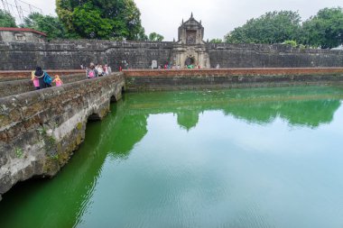 Jan 21,2018 turist Fort Santiago kapısı, Intramuros, Manila ile yürüyüş