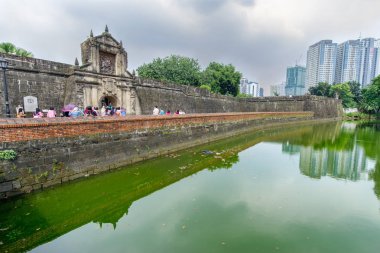 Jan 21,2018 turist Fort Santiago kapısı, Intramuros, Manila ile yürüyüş