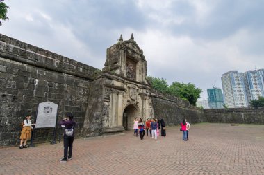 Jan 21,2018 turist Fort Santiago kapısı, Intramuros, Manila ile yürüyüş