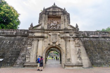 Jan 21,2018 turist Fort Santiago kapısı, Intramuros, Manila ile yürüyüş
