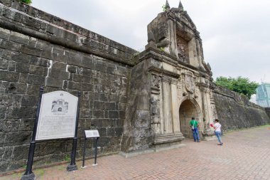 Jan 21,2018 turist Intramuros Fort Santiago kapıdan geçiyor