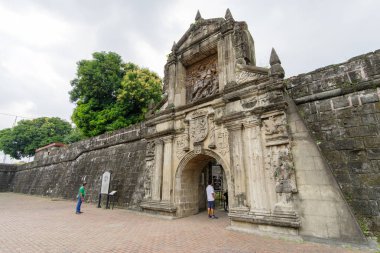 Jan 21,2018 turist Intramuros Fort Santiago kapıdan geçiyor