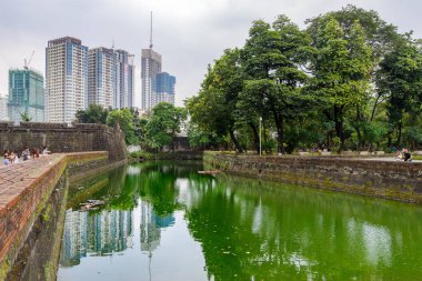 21 Ocak 2018 turist Fort Santiago ana giriş, Manila önünde fotoğraf çekmek