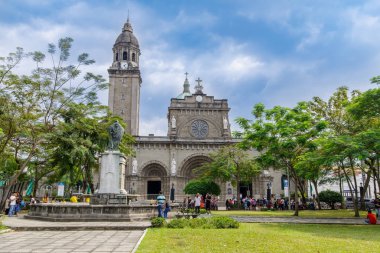 Turistler ve felaket turist Manila Katedrali'ne bahçeleri ziyaret