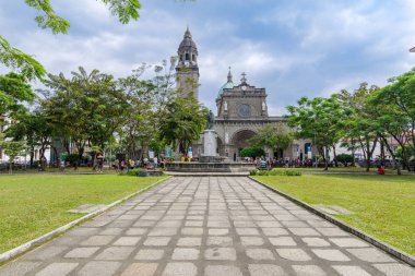 Turistler ve felaket turist Manila Katedrali'ne bahçeleri ziyaret