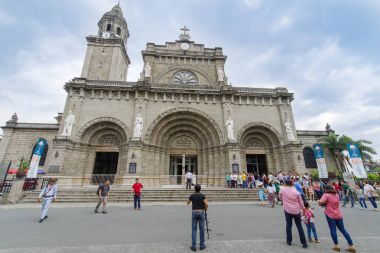 Turistler ve felaket turist Manila Katedrali'ne bahçeleri ziyaret