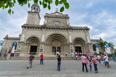 Turistler ve felaket turist Manila Katedrali'ne bahçeleri ziyaret