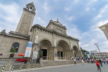 Turistler ve felaket turist Manila Katedrali'ne bahçeleri ziyaret
