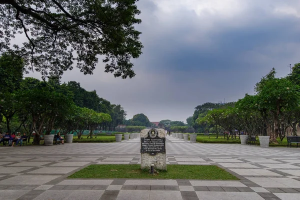 Jan 21,2018 turist Fort Santiago Bahçe, Intramuros, Manila ile yürüyüş — Stok fotoğraf