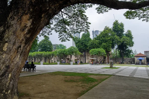 Янв 21,2018 Туристы прогуливаются по саду Форт Сантьяго, Интрамурос, Манила — стоковое фото