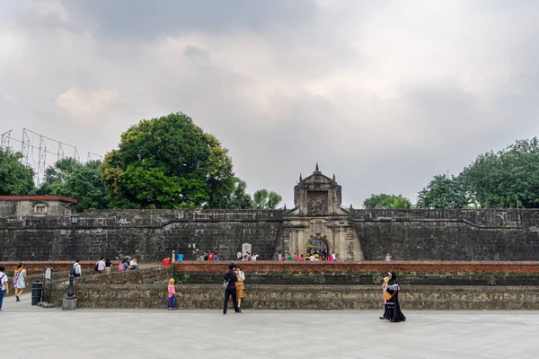 Jan 21,2018 turist Fort Santiago Bahçe, Intramuros, Manila ile yürüyüş — Stok fotoğraf