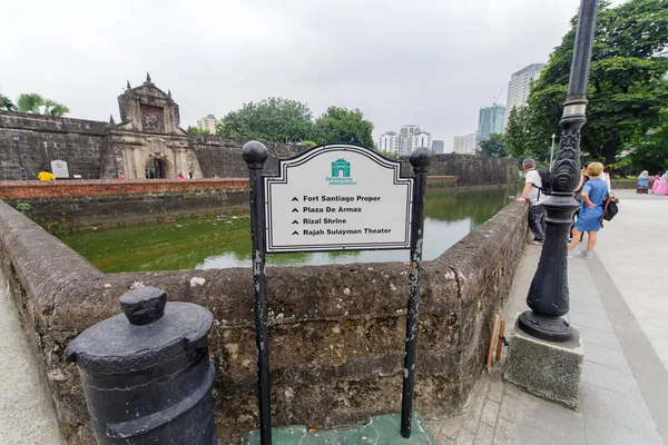21 января 2018 года перед знаком форта Сантьяго, Интрамурос, Манила — стоковое фото