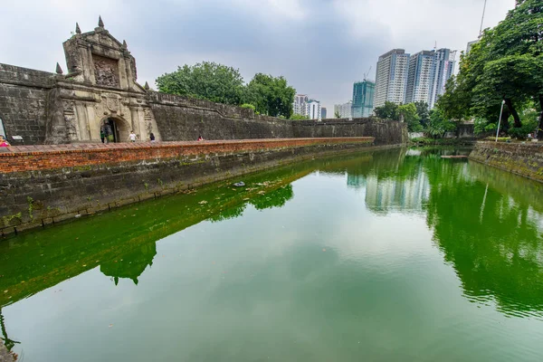 Jan 21,2018 turist Fort Santiago kapısı, Intramuros, Manila ile yürüyüş — Stok fotoğraf