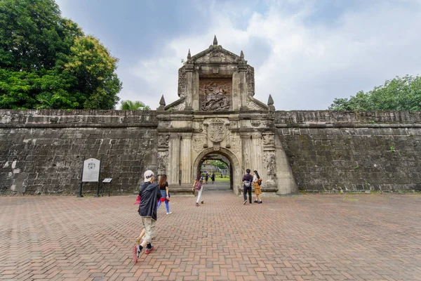 Jan 21,2018 turist Fort Santiago kapısı, Intramuros, Manila ile yürüyüş — Stok fotoğraf
