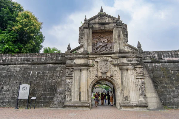 Jan 21,2018 turist Fort Santiago kapısı, Intramuros, Manila ile yürüyüş — Stok fotoğraf