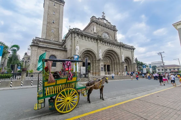 Feb 21,2018 Vagones esperando a los turistas frente a la Catedral de Manila, Manila —  Fotos de Stock